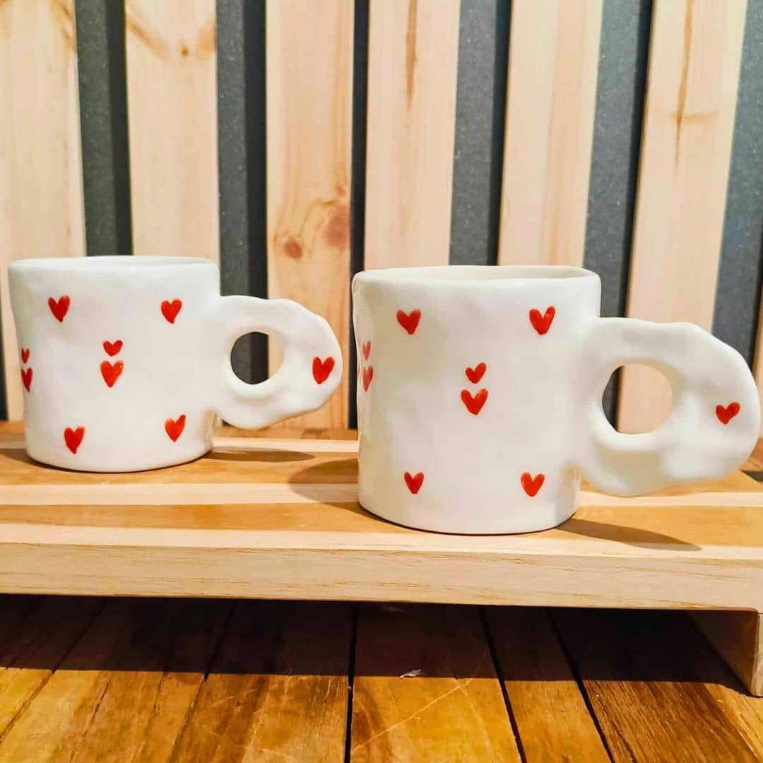 Mug céramique avec motifs cœurs – Couleurs au choix (8 x 9 cm)
