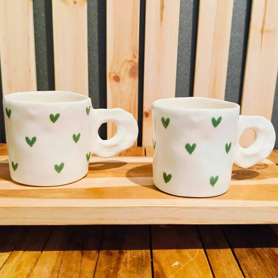 Mug céramique avec motifs cœurs – Couleurs au choix (8 x 9 cm)