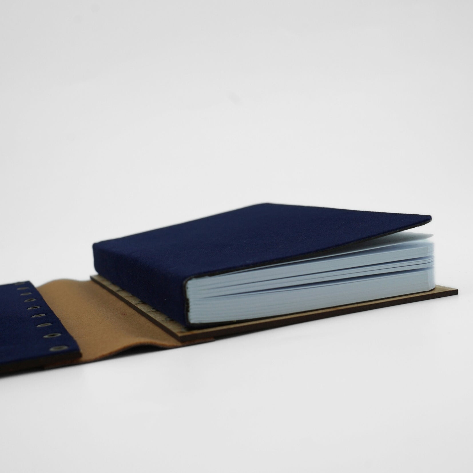 Notebook bleu velour avec détails khomsa