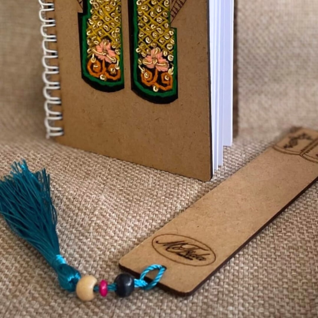 Notebook et marque page avec motif en bois