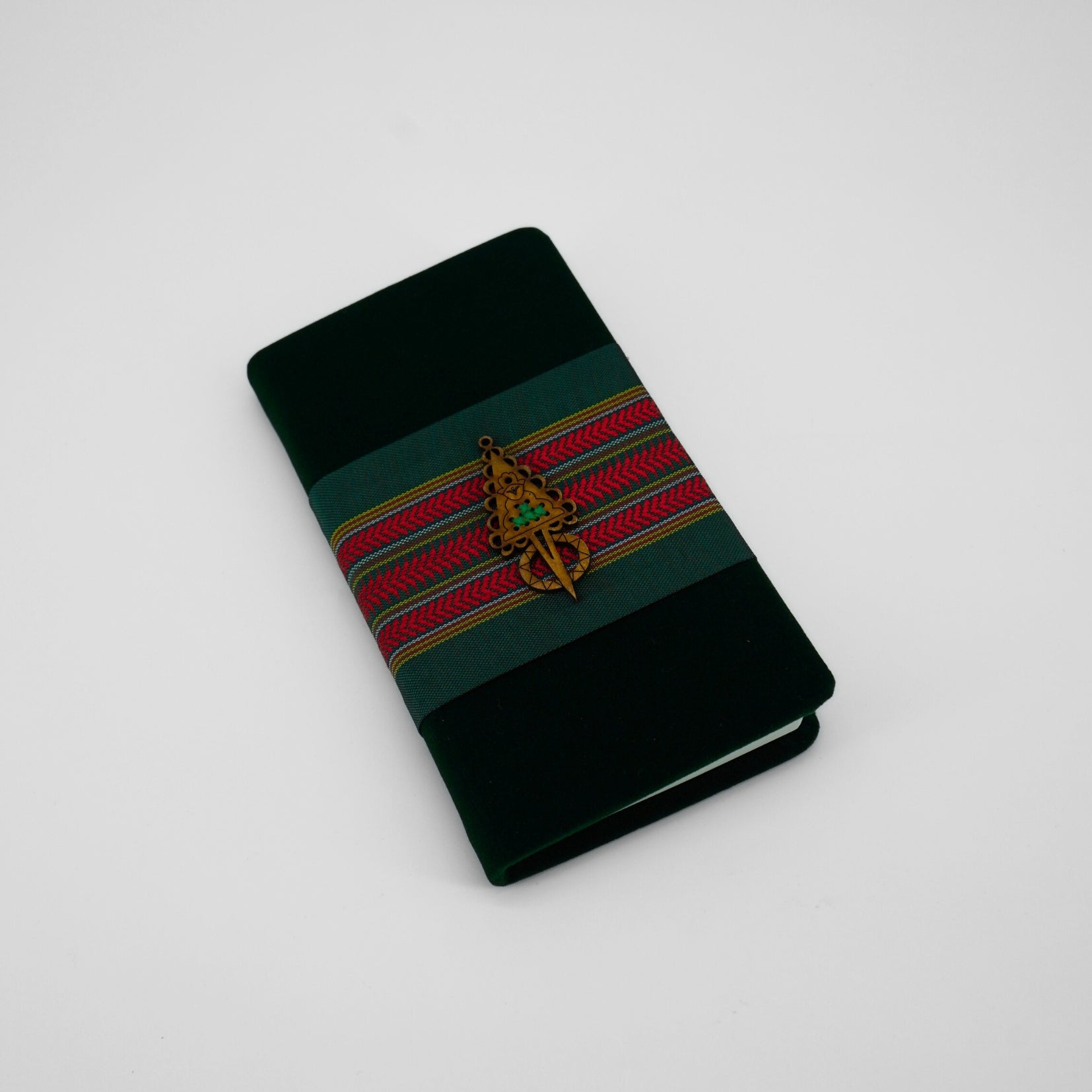 Notebook vert velour avec détails khomsa