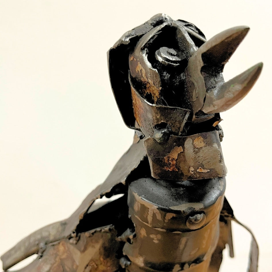 Oiseau métallique réalisé à partir de matériaux recyclés avec un design unique et écologique