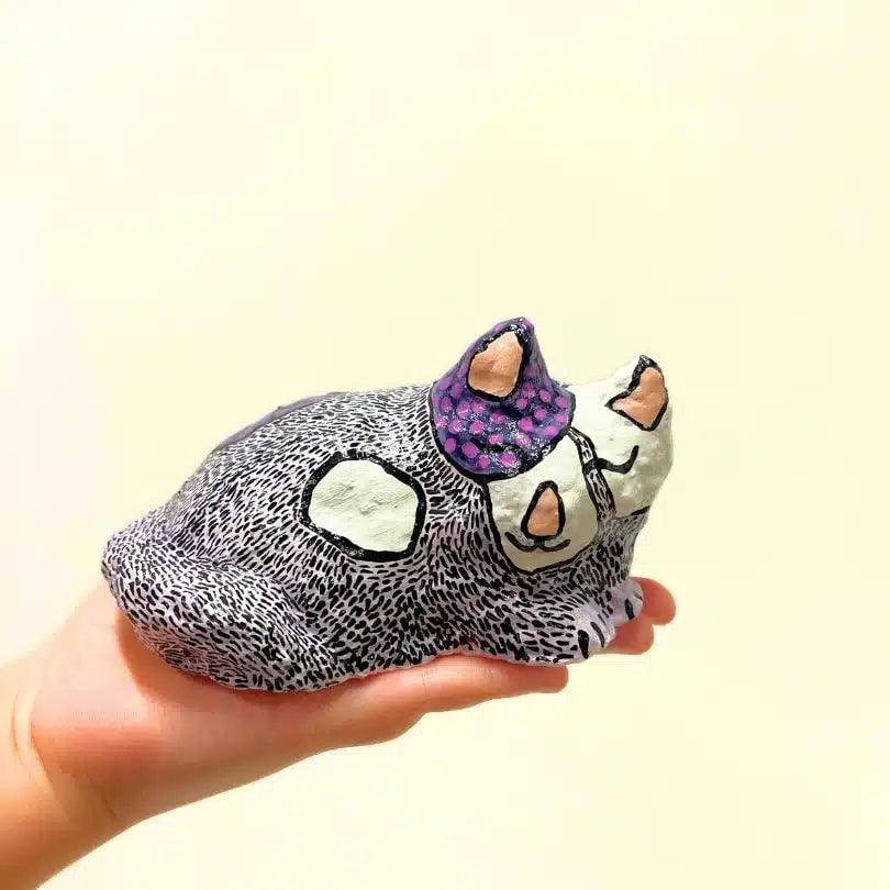 Sculpture de petit chat en sommeil, blanc et violet, en papier mâché et technique mixte upcyclée