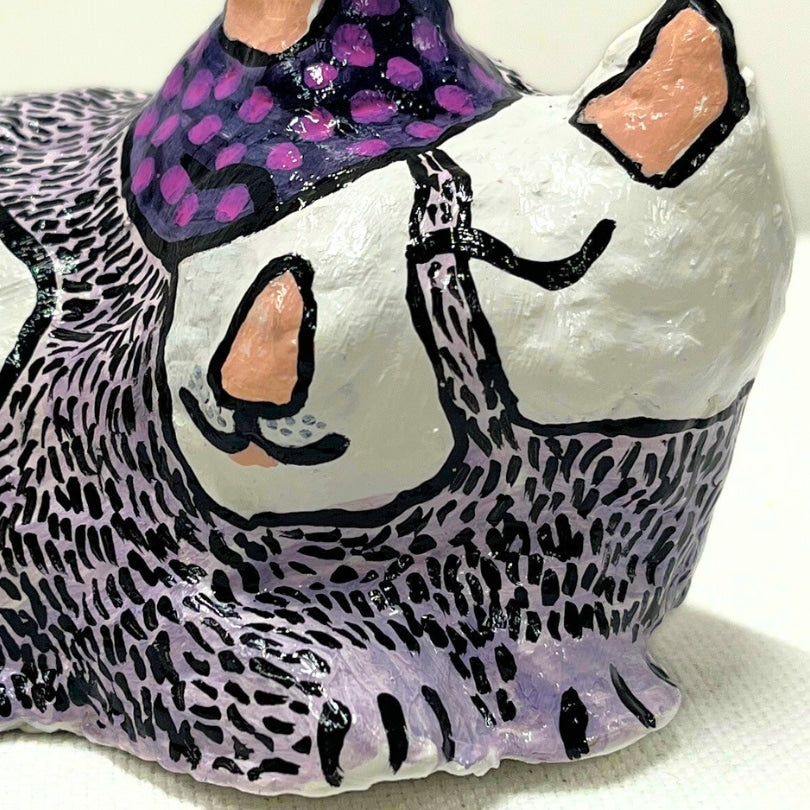 Sculpture de petit chat en sommeil, blanc et violet, en papier mâché et technique mixte upcyclée