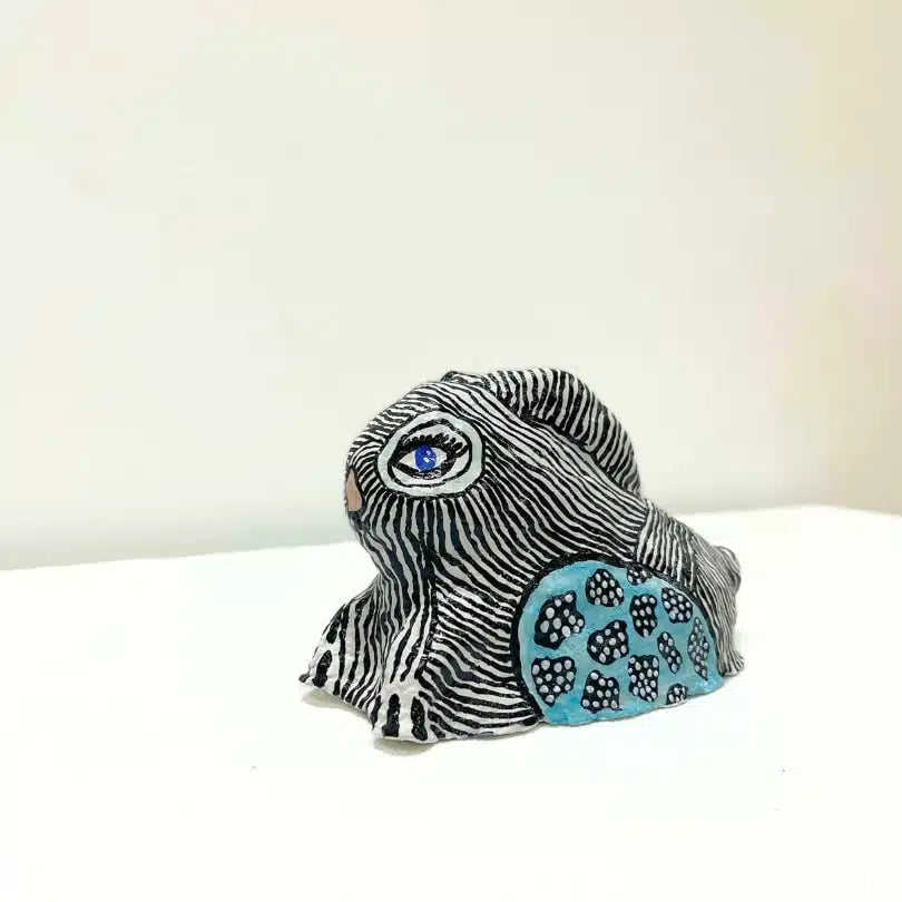 Sculpture de lapin noir et bleu en papier mâché et technique mixte upcyclée