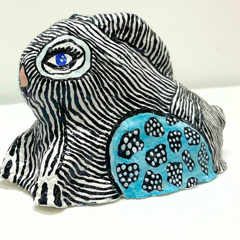 Sculpture de lapin noir et bleu en papier mâché et technique mixte upcyclée