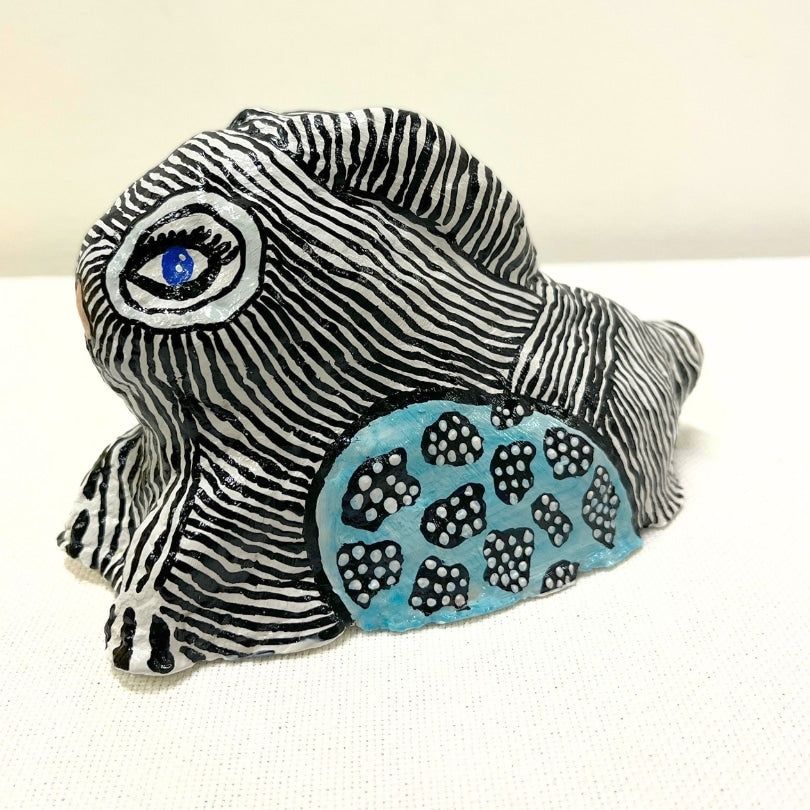 Sculpture de lapin noir et bleu en papier mâché et technique mixte upcyclée