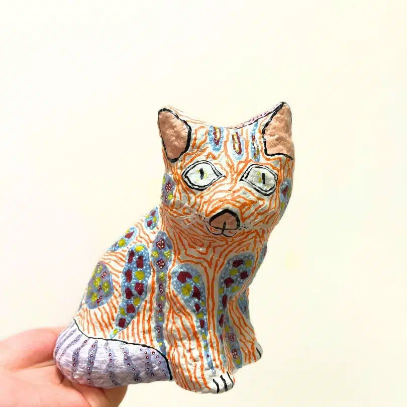 Sculpture de chat éveillé orange et multicolore, en papier mâché et technique mixte upcyclée