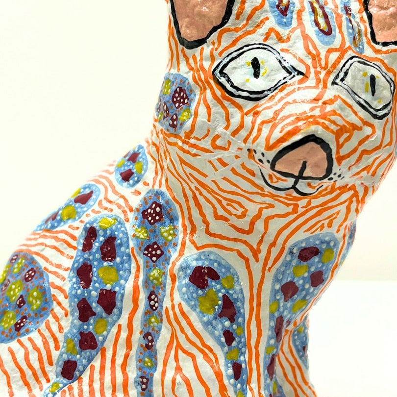 Sculpture de chat éveillé orange et multicolore, en papier mâché et technique mixte upcyclée