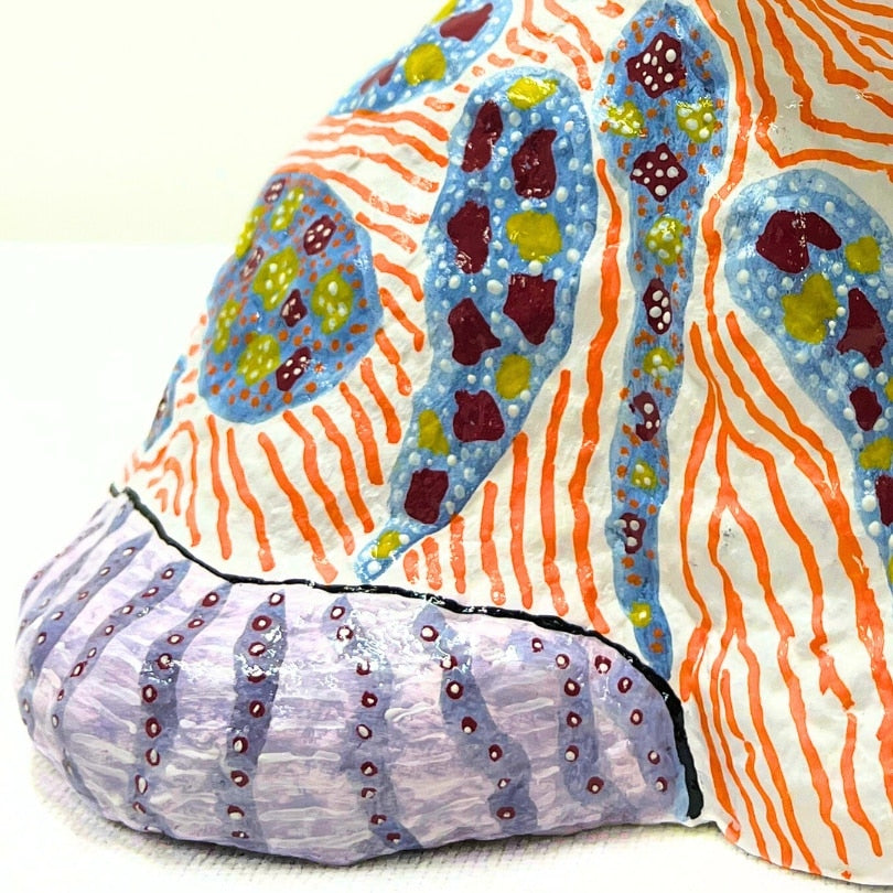 Sculpture de chat éveillé orange et multicolore, en papier mâché et technique mixte upcyclée