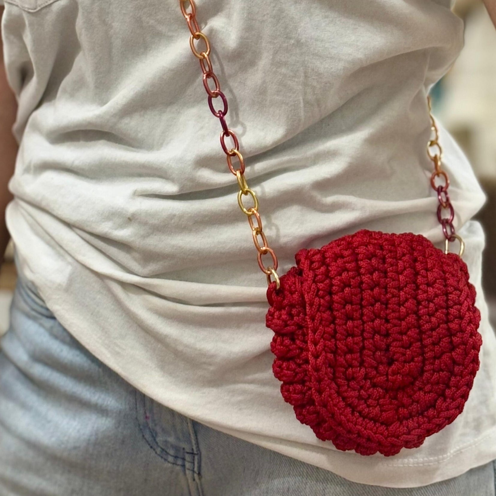 Petit sac rouge à bandoulière en crochet