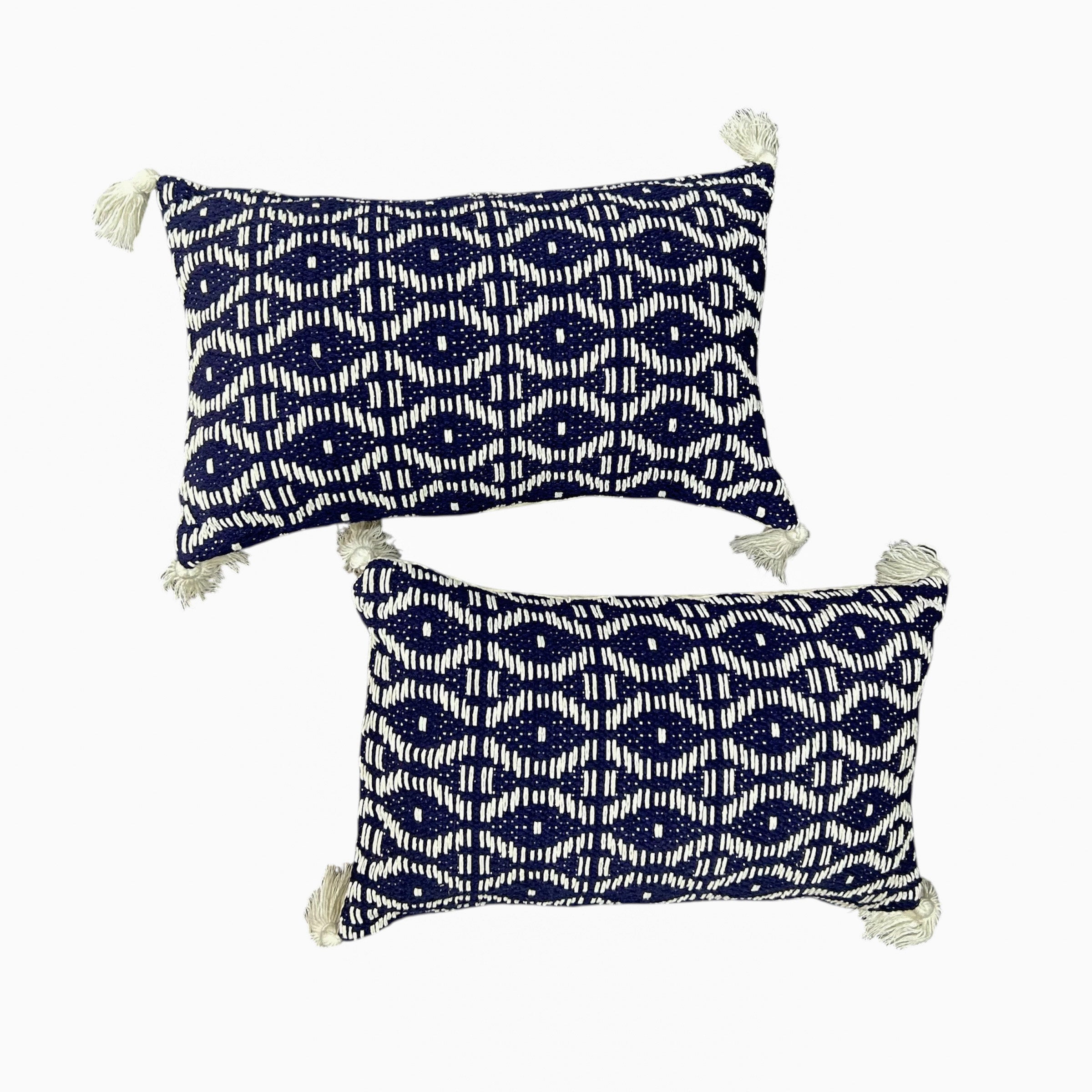 Coussin Tressé bleu et blanc – Pompons Blancs – 30×50 cm