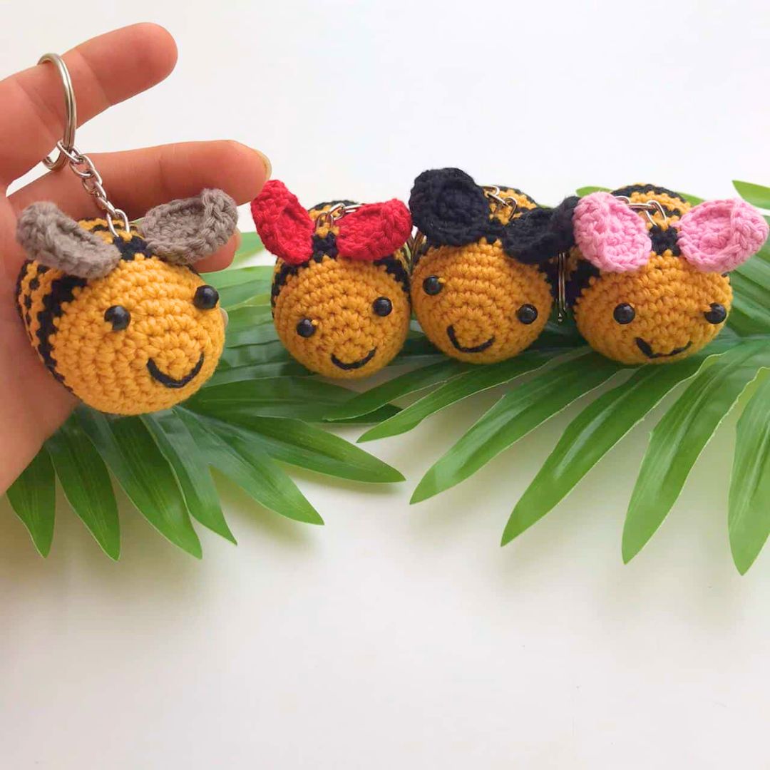 Porte-clés abeille en crochet avec des petits oreilles 3D