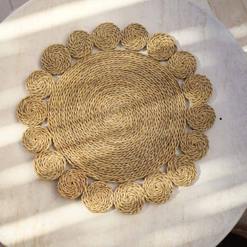 Dessous d’assiette en Halfa naturel tressé – Fleurs artisanales Handmade