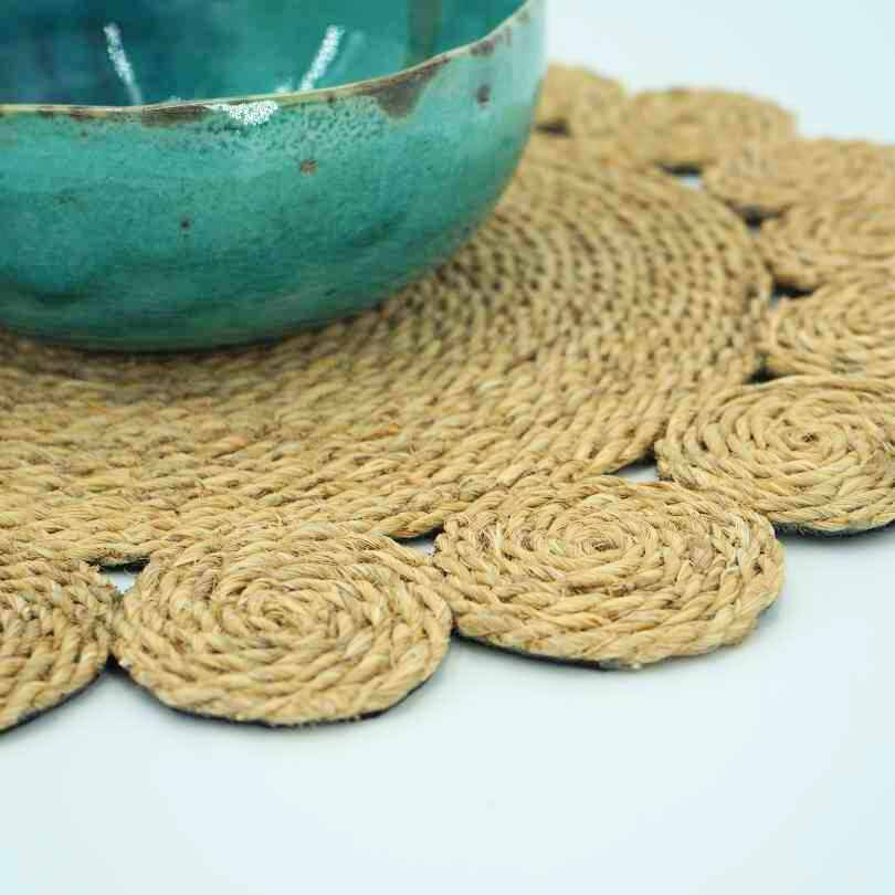 Dessous d’assiette en Halfa naturel tressé – Fleurs artisanales Handmade