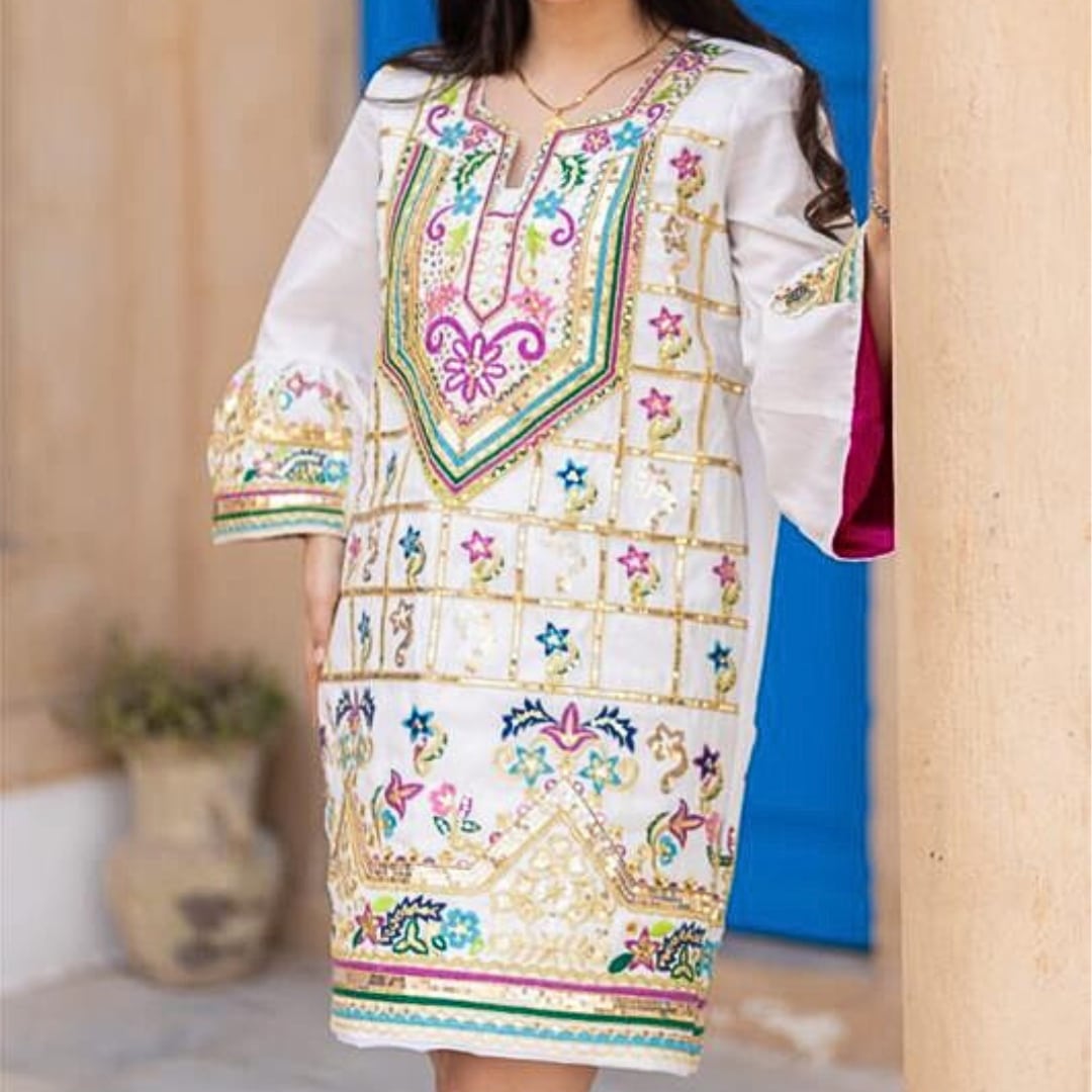 Robe blanche traditionnel brodée à la main avec une broderie multicolores (Taille Standard)