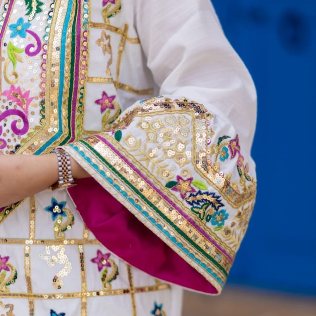 Robe blanche traditionnel brodée à la main avec une broderie multicolores (Taille Standard)