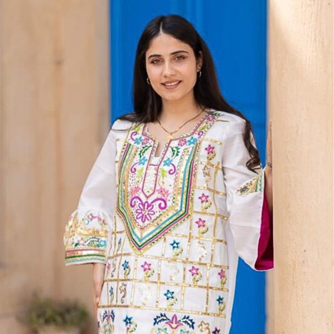 Robe blanche traditionnel brodée à la main avec une broderie multicolores (Taille Standard)