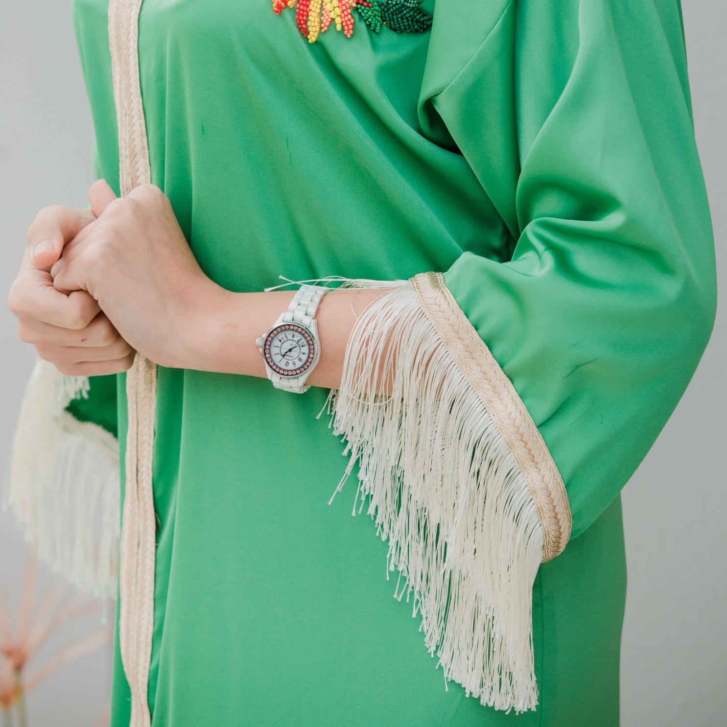 Robe jebba verte col en V bordé de finitions dorées