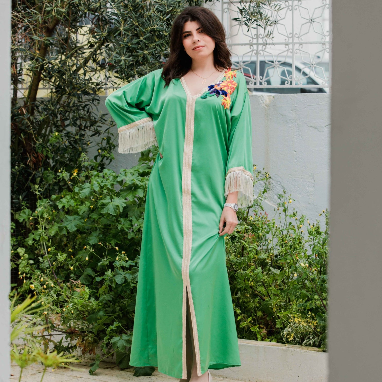 Robe jebba verte col en V bordé de finitions dorées