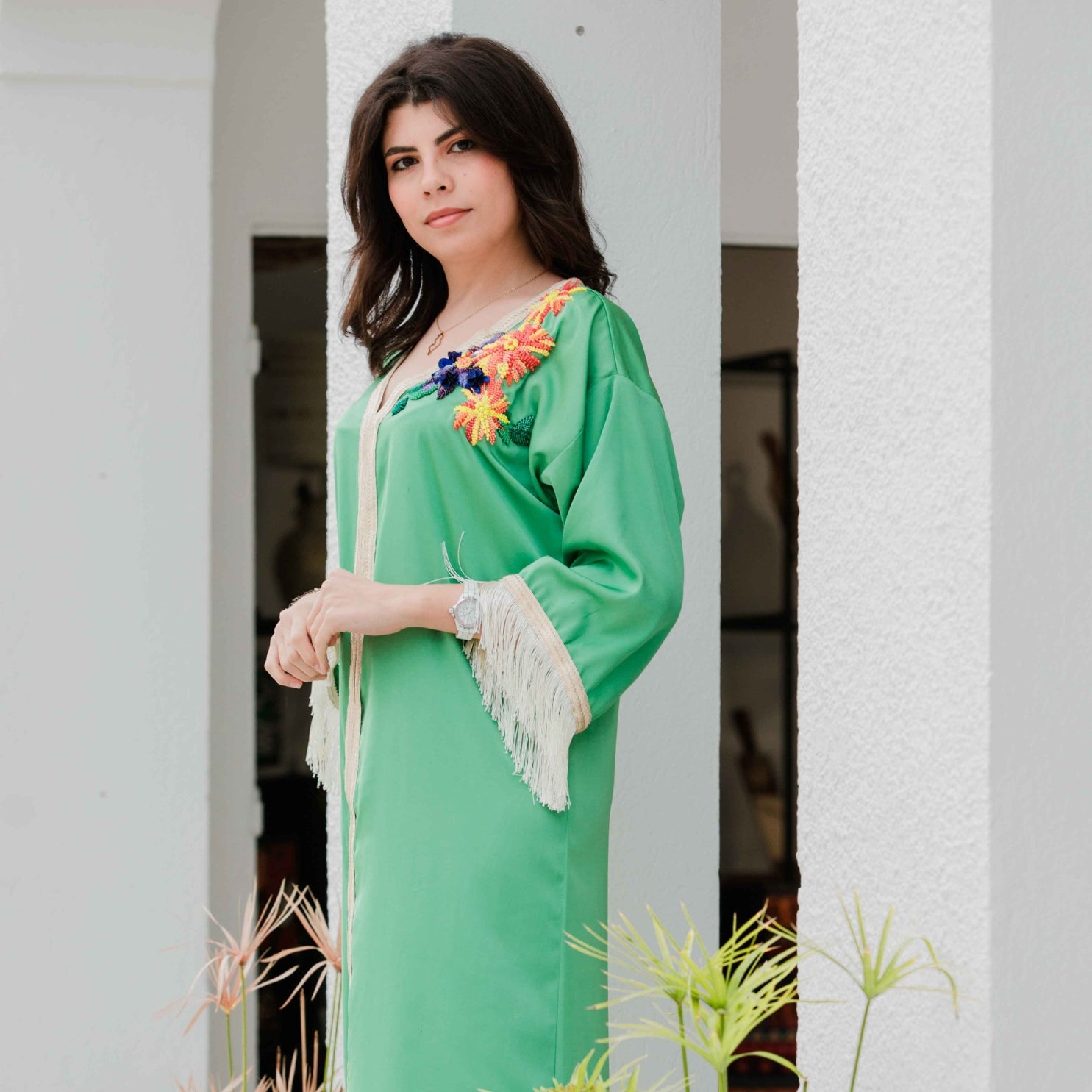 Robe jebba verte col en V bordé de finitions dorées