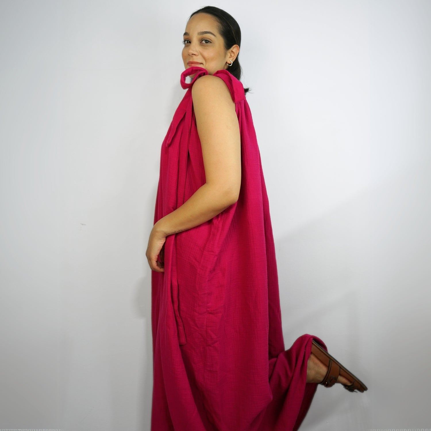 Robe rose longue asymétrique artisanale, élégance unique à porter