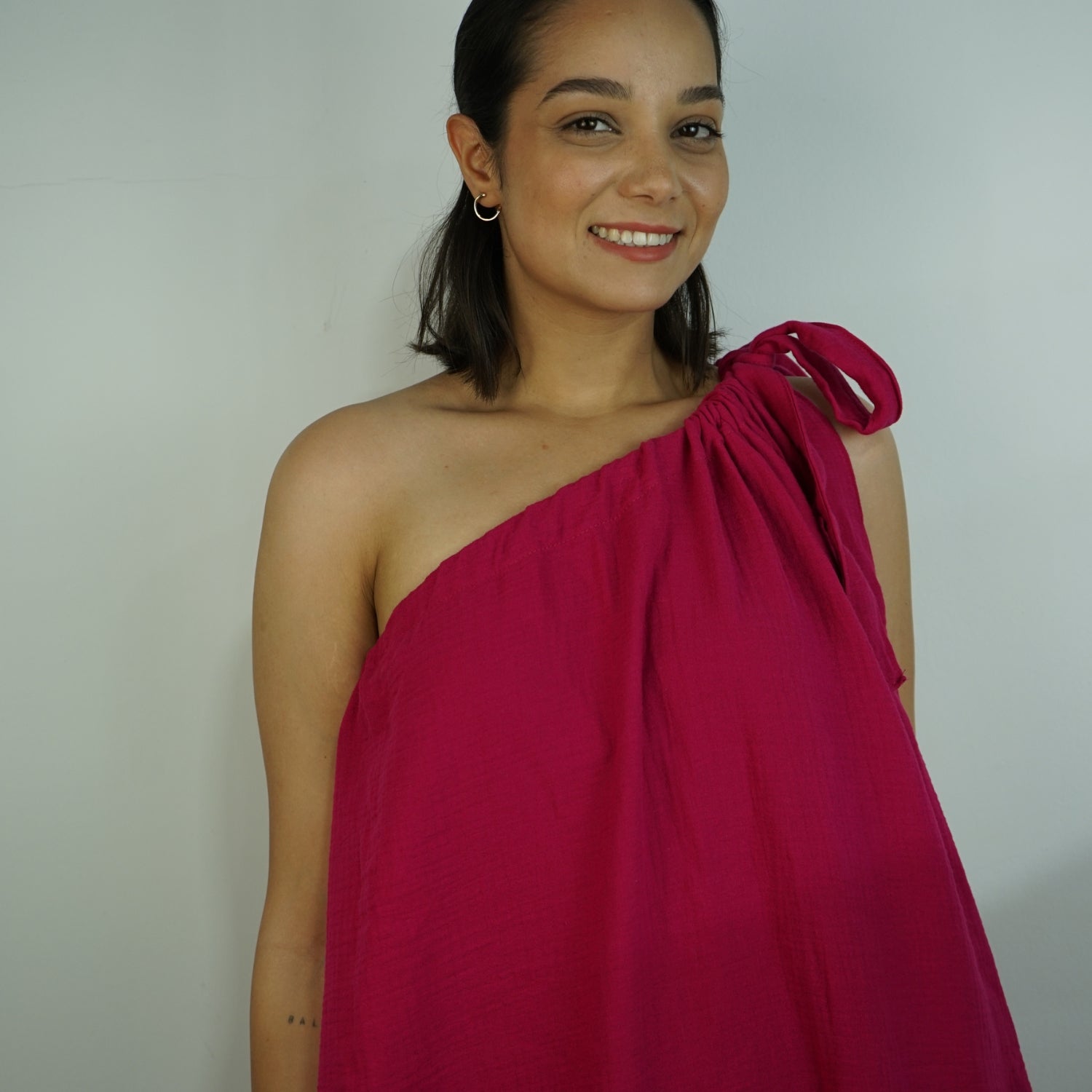 Robe rose longue asymétrique artisanale, élégance unique à porter