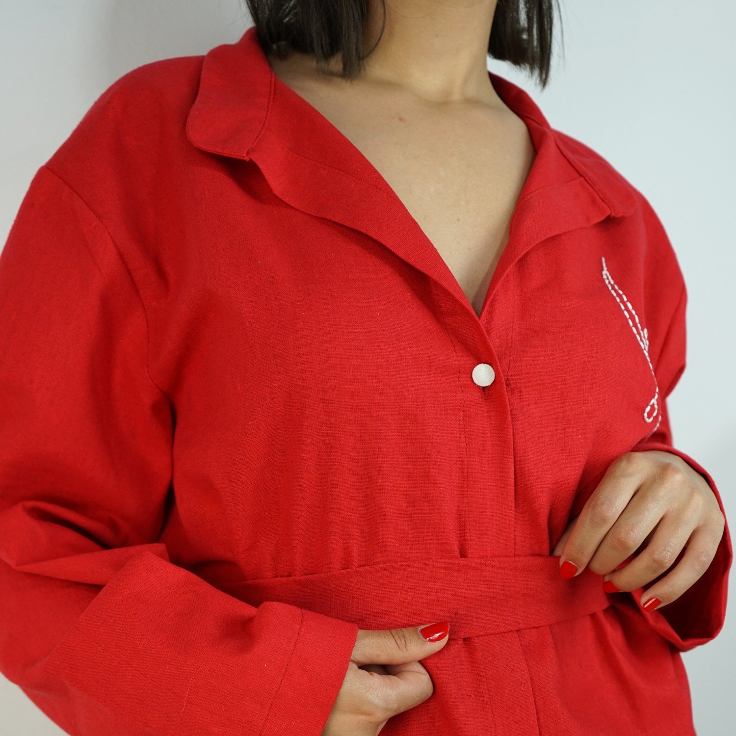 Robe rouge en laine brodée à la main