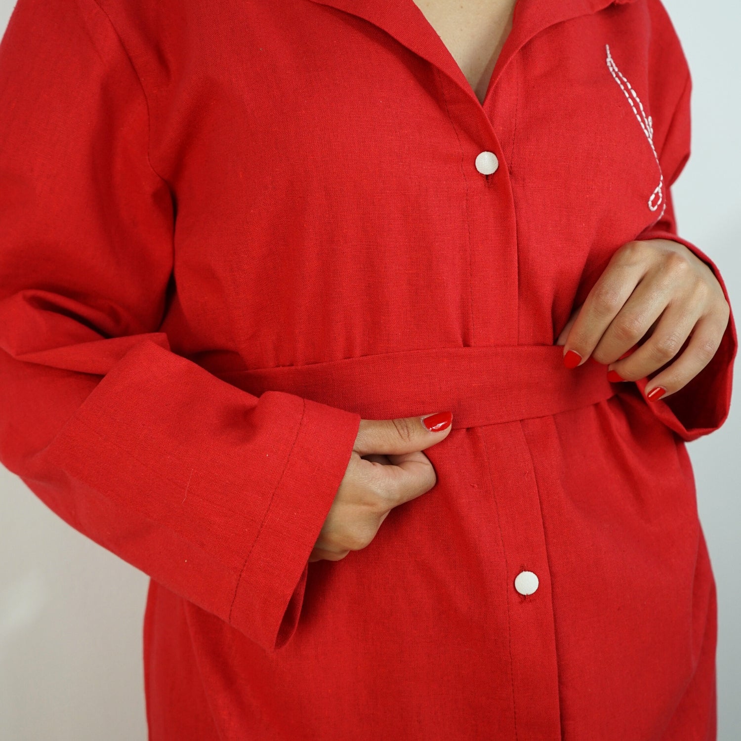 Robe rouge en laine brodée à la main