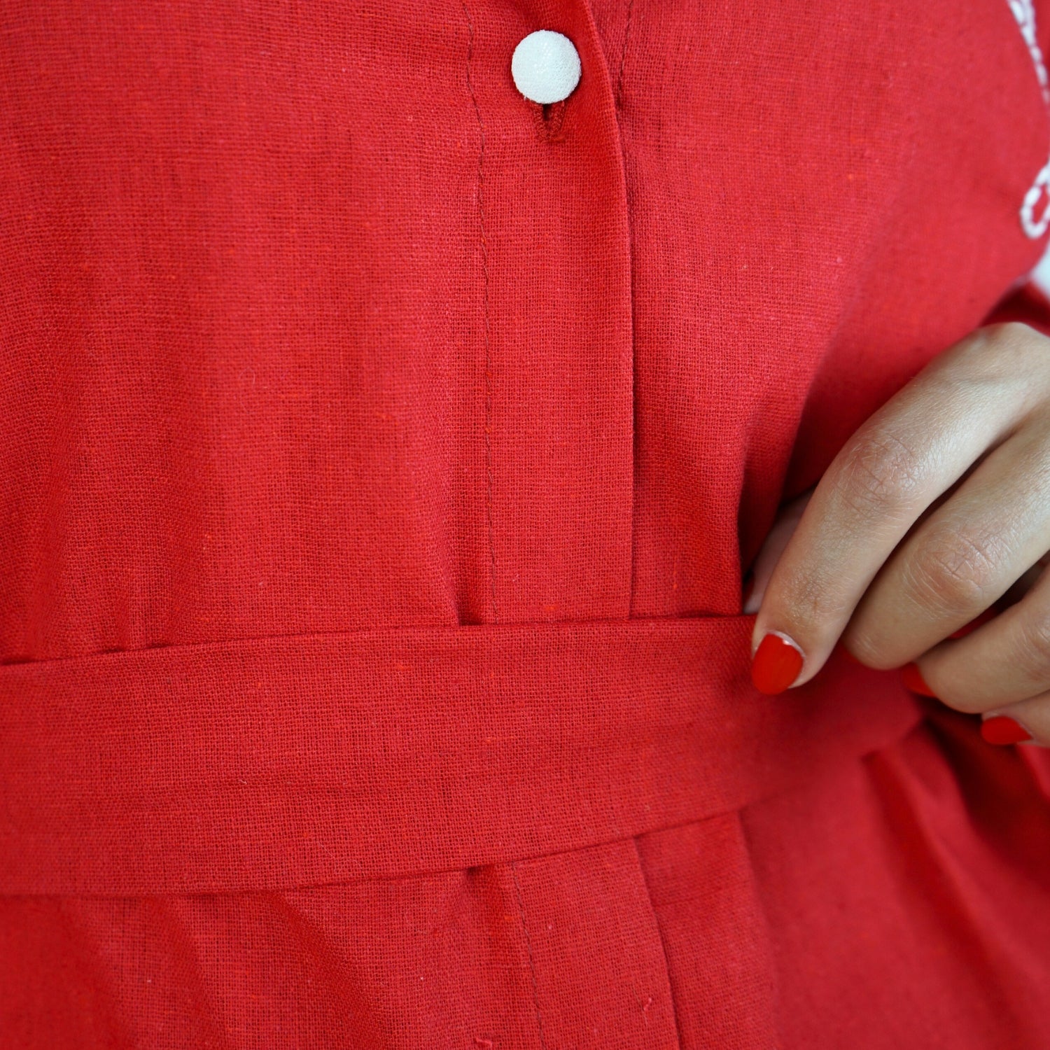 Robe rouge en laine brodée à la main