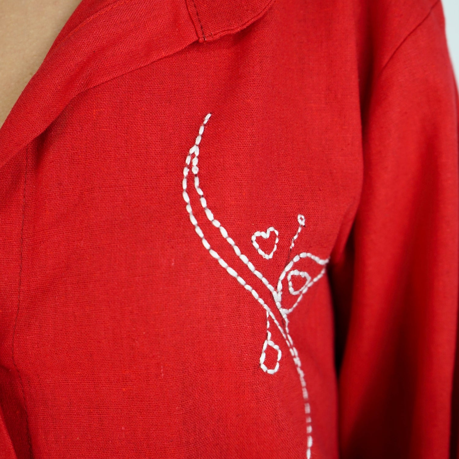 Robe rouge en laine brodée à la main