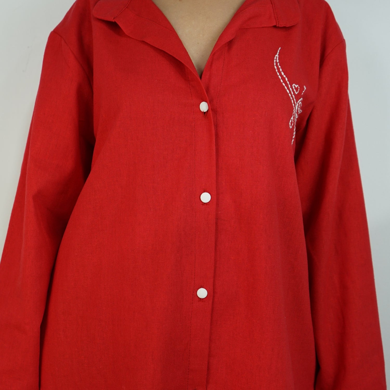 Robe rouge en laine brodée à la main