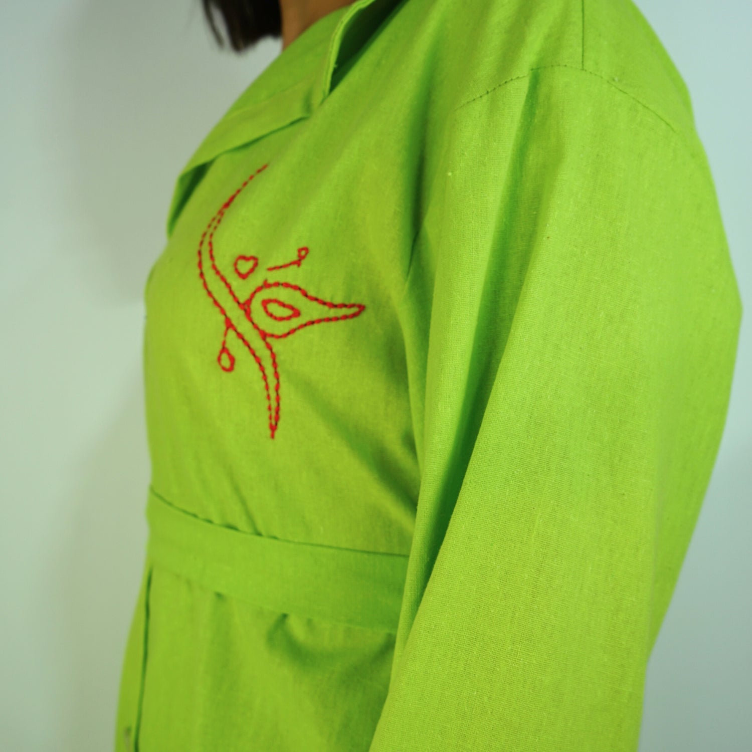 Robe verte en laine brodée à la main