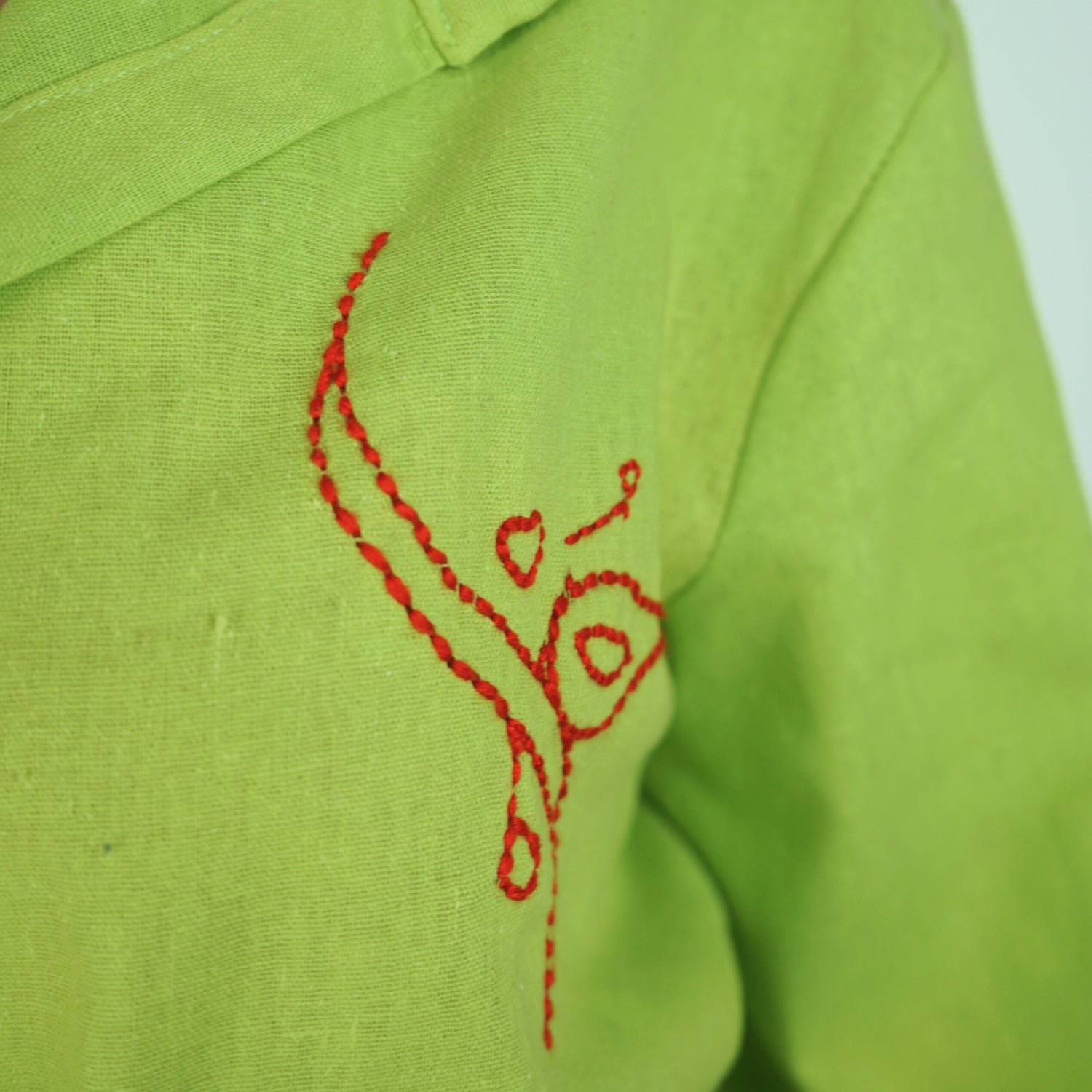 Robe verte en laine brodée à la main