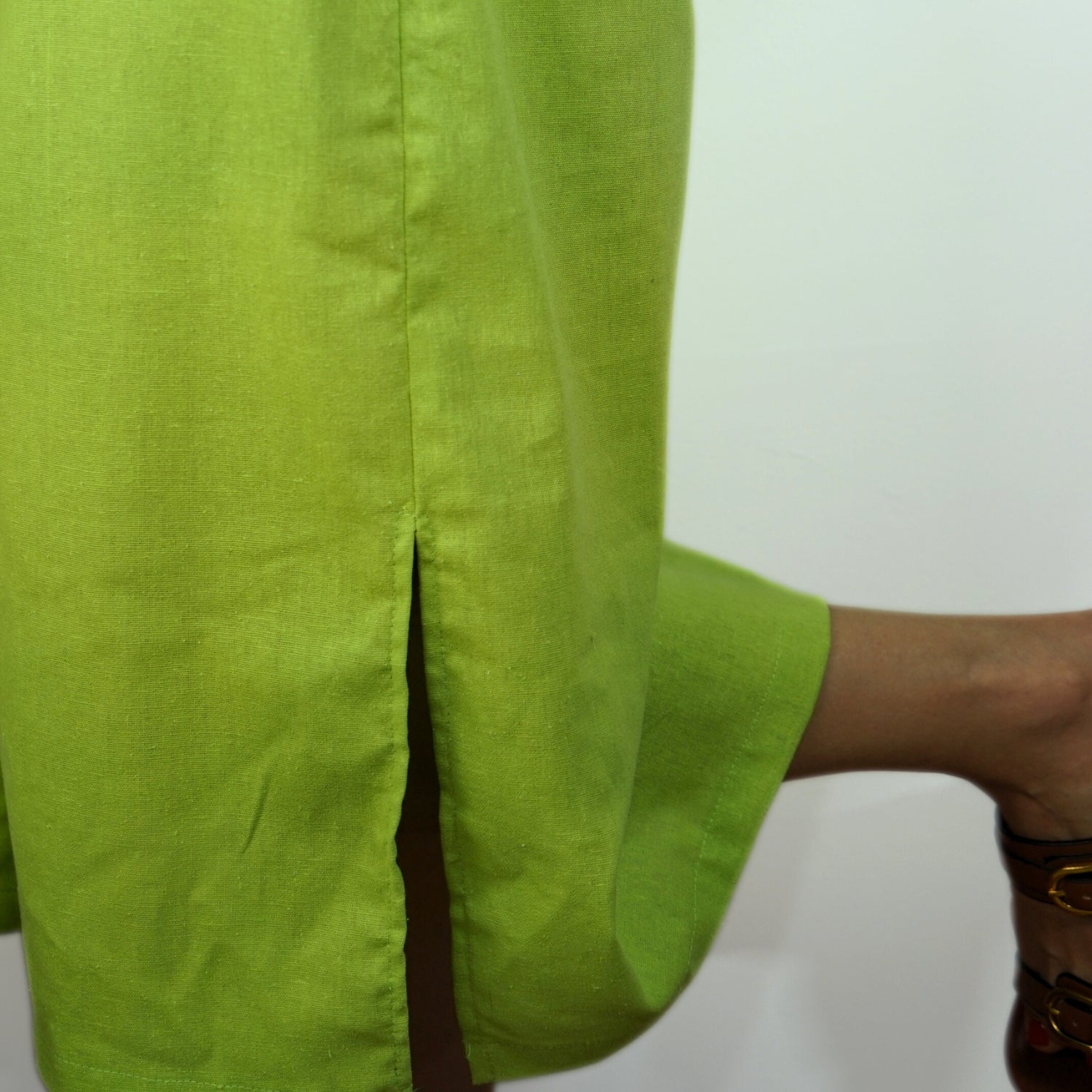 Robe verte en laine brodée à la main