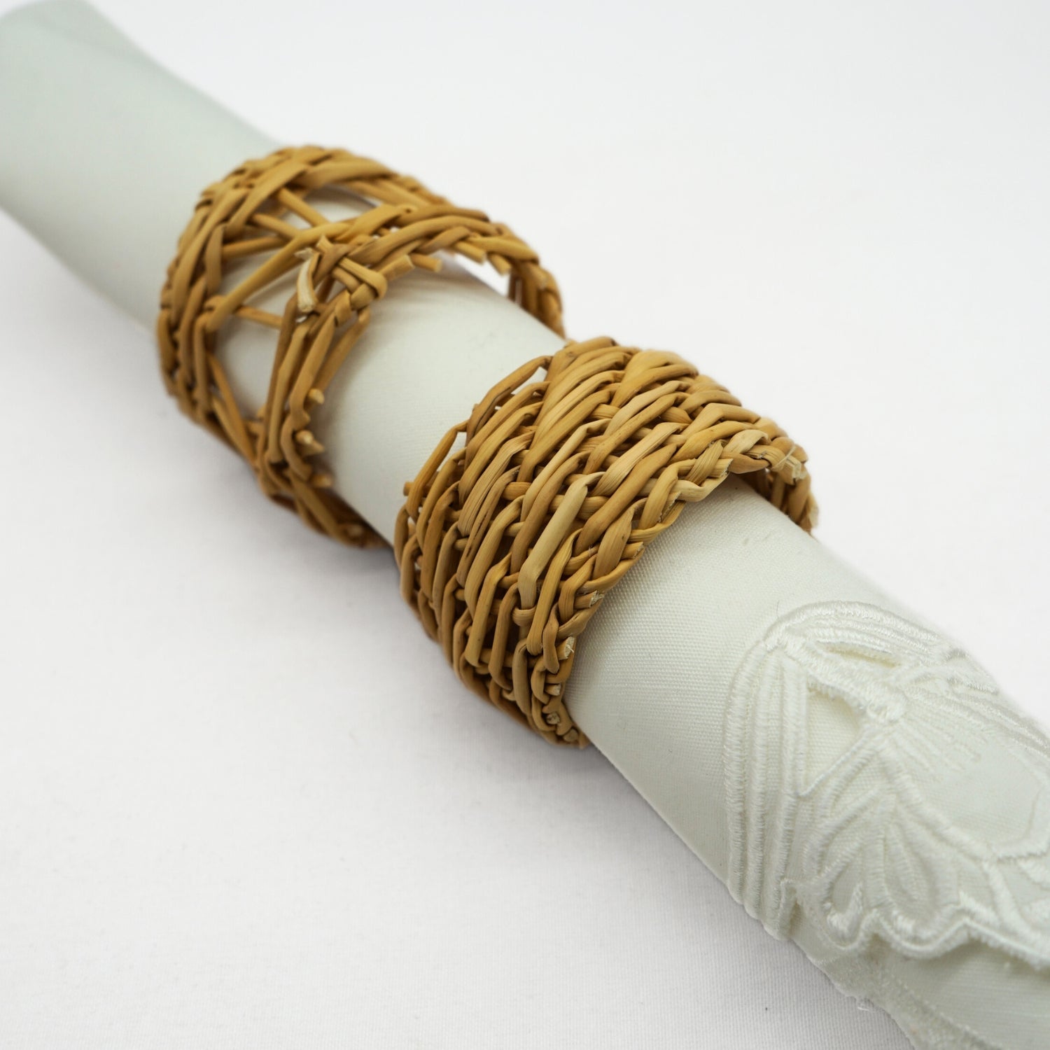 Ronds de serviette artisanaux en jonc tressé pour une table élégante