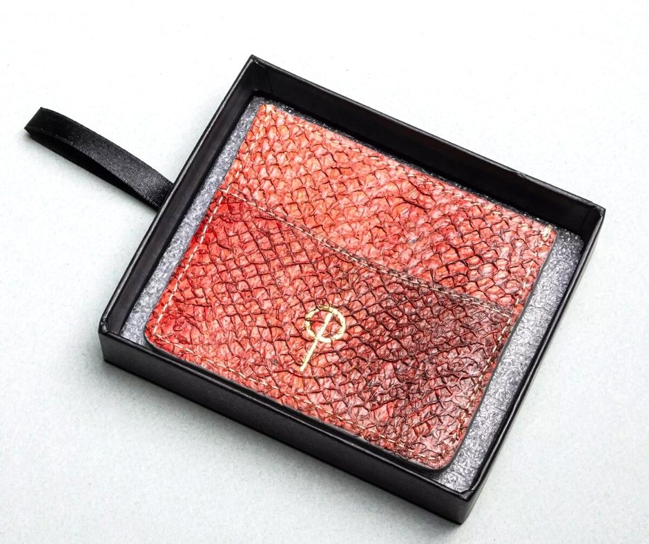 Porte-cartes en cuir de peau de saumon "Rudhira Cardholder"