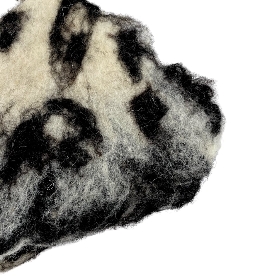 White and black bag in 100% handmade virgin wool