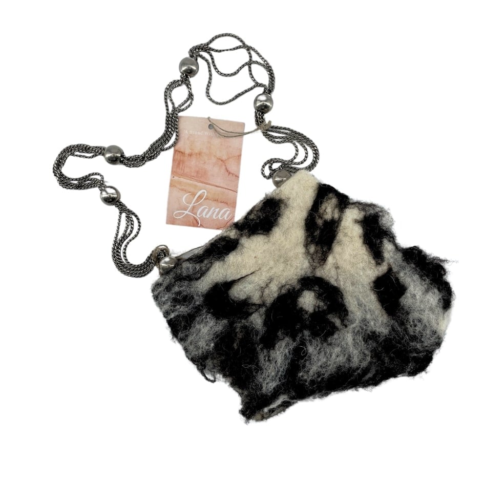 White and black bag in 100% handmade virgin wool