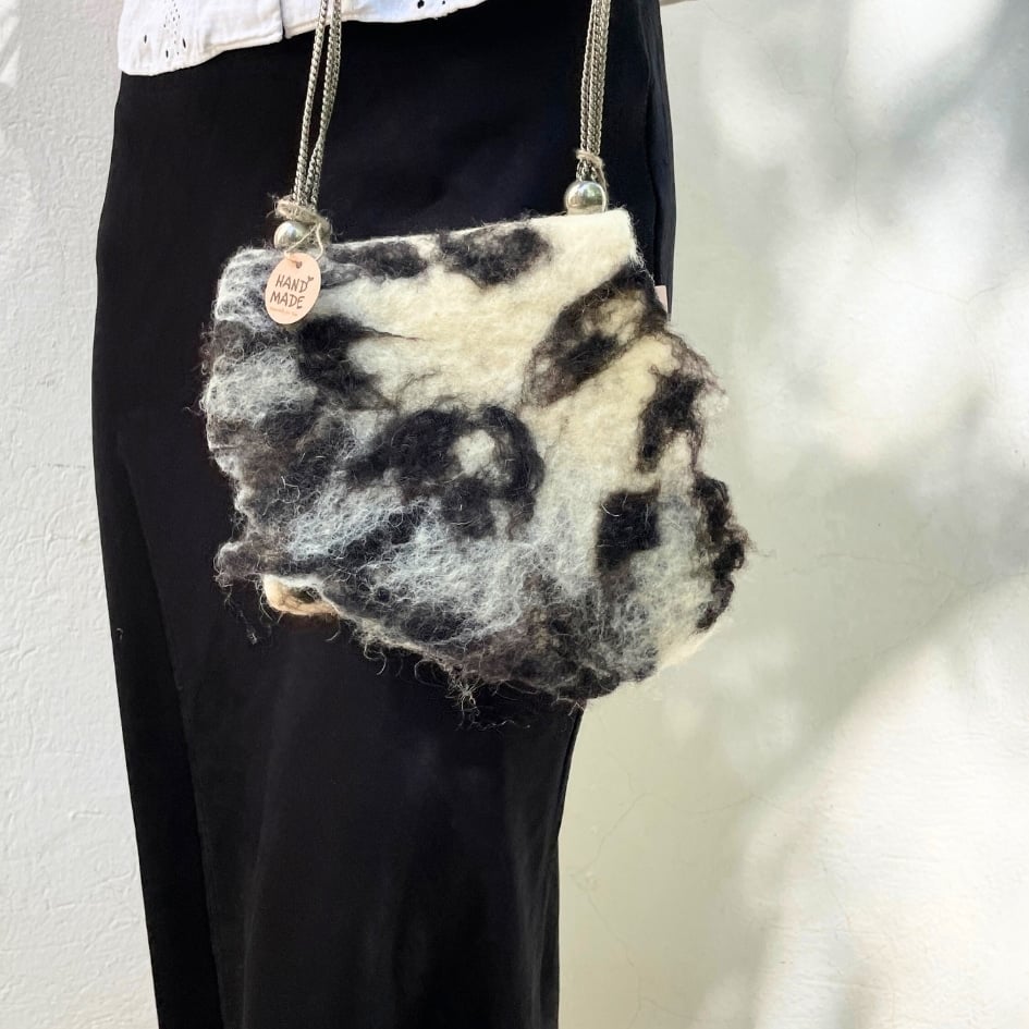 White and black bag in 100% handmade virgin wool