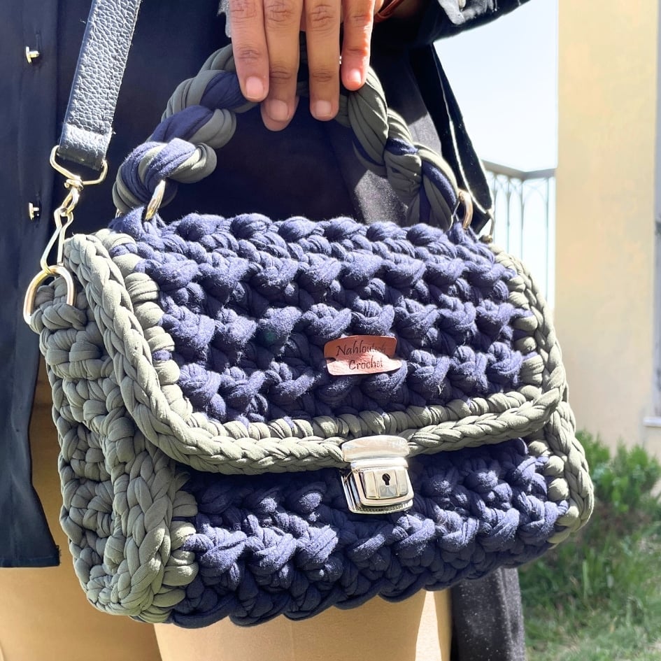 Sac à main bleu en crochet avec détails en vert foncé