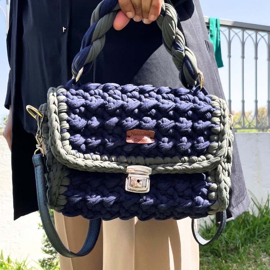 Sac à main bleu en crochet avec détails en vert foncé