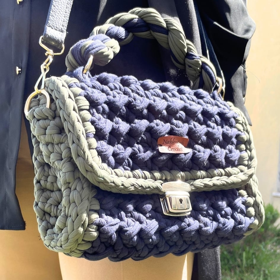 Sac à main bleu en crochet avec détails en vert foncé