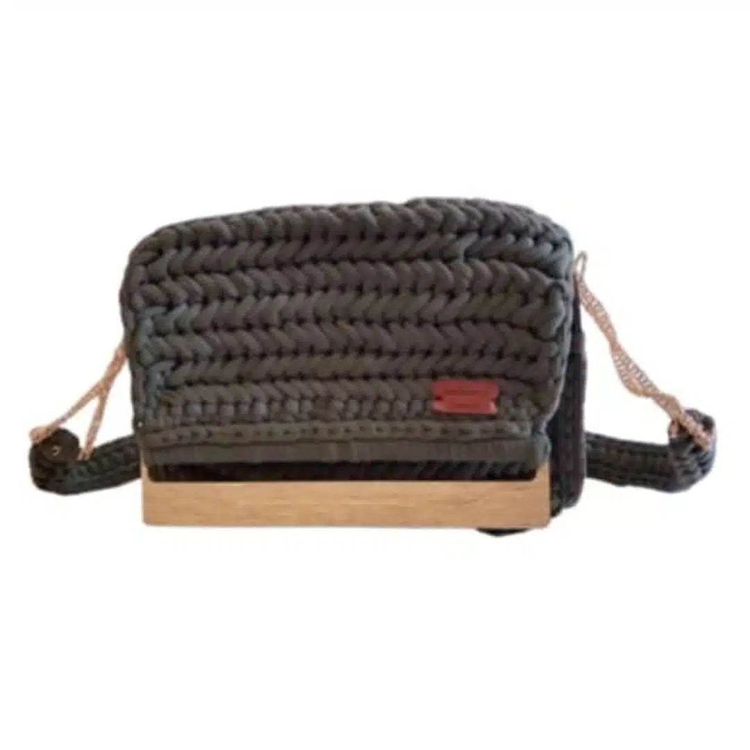 Sac à main artisanal en crochet vert militaire avec côtés en bois - Écologique et élégant