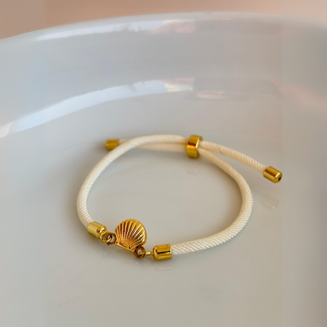 Bracelet en fil blanc ajustable avec motif shell doré
