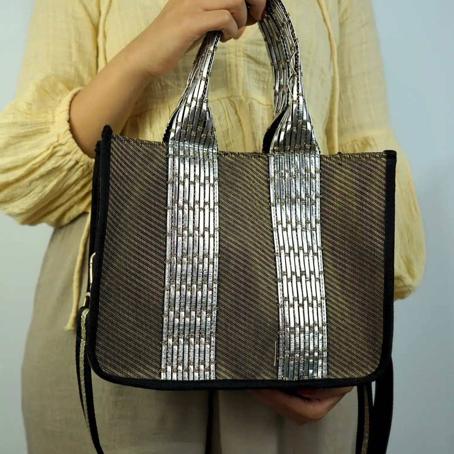 sac doré élégant pour briller avec style et sophistication