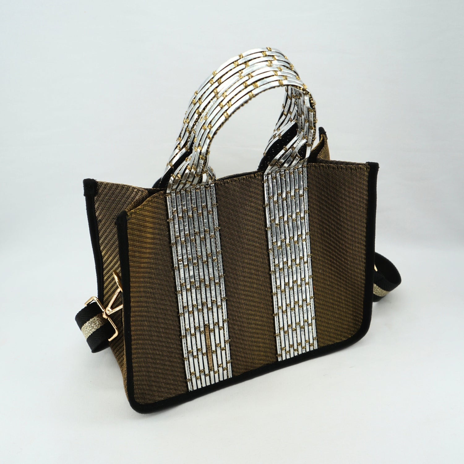 Sac à main doré chic avec perles argentées, élégance irrésistible