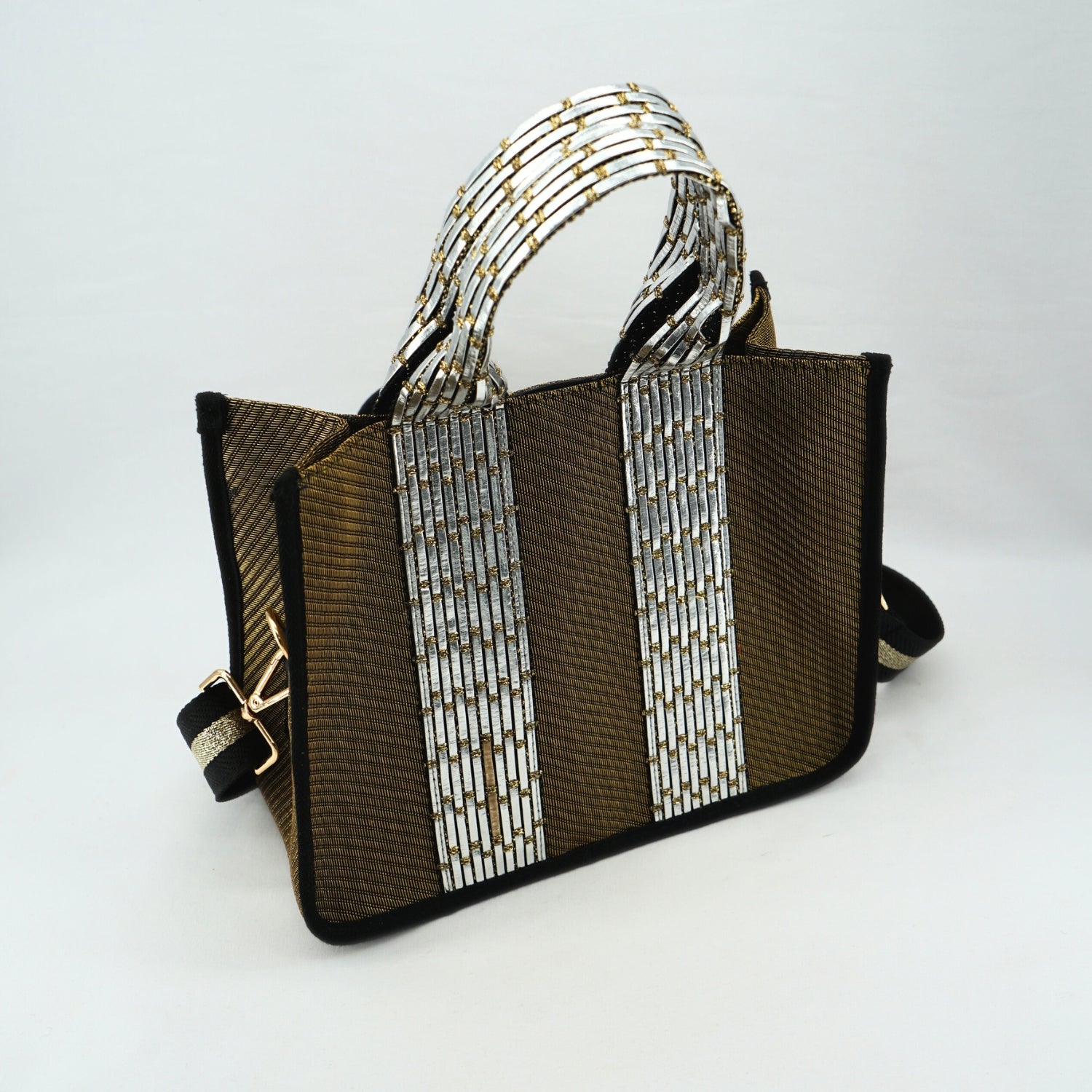 Sac à main doré chic avec perles argentées, élégance irrésistible