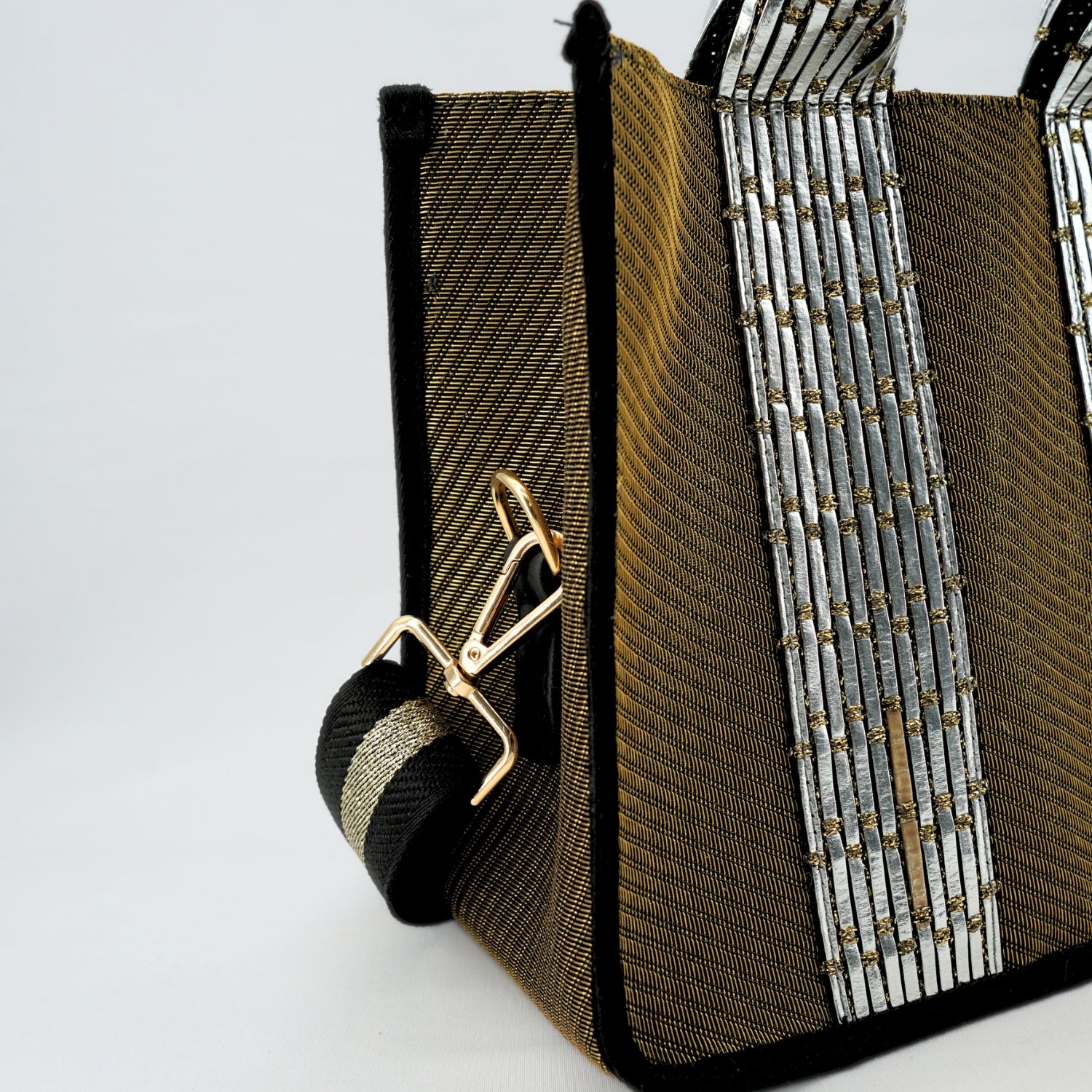 Sac à main doré chic avec perles argentées, élégance irrésistible