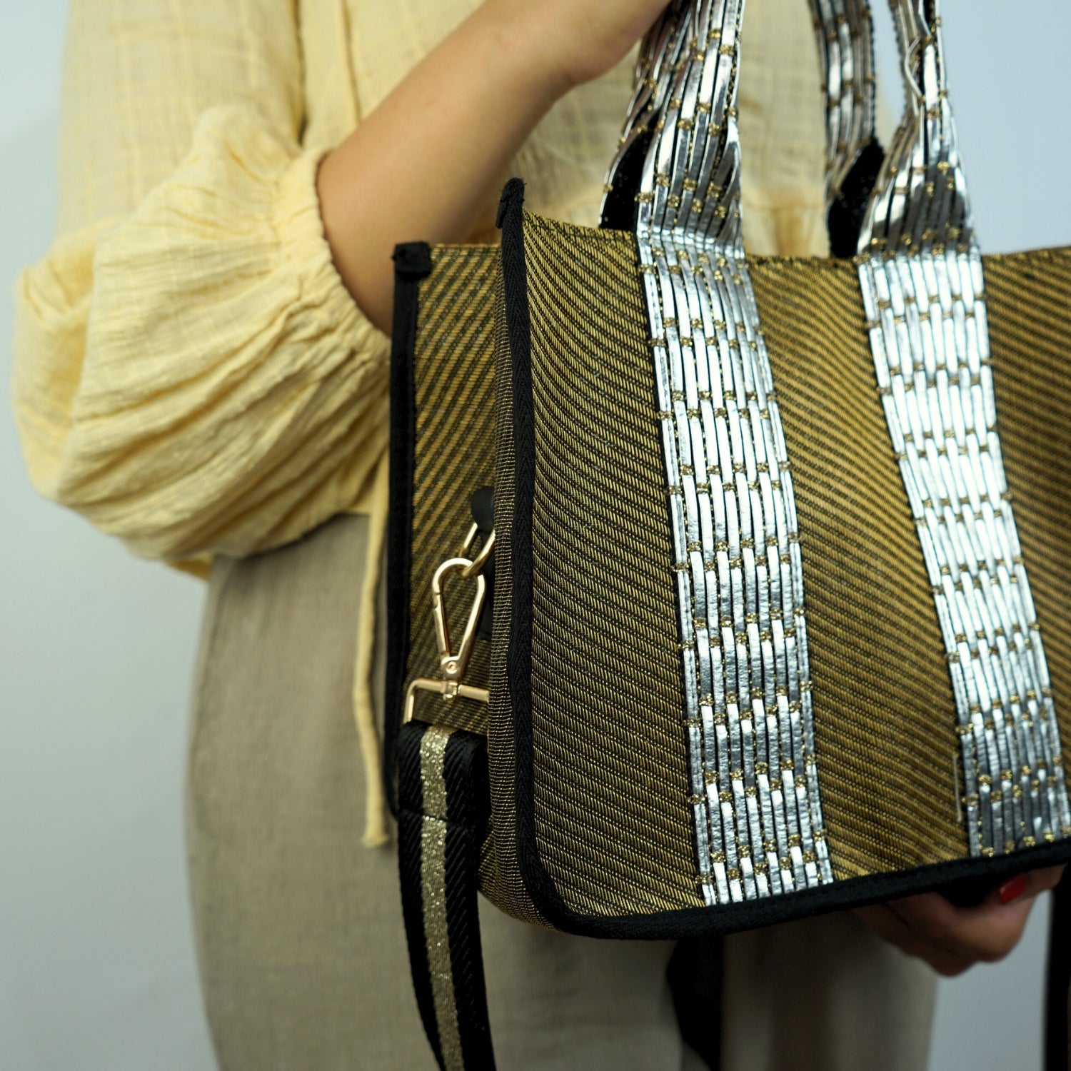 Sac à main doré chic avec perles argentées, élégance irrésistible